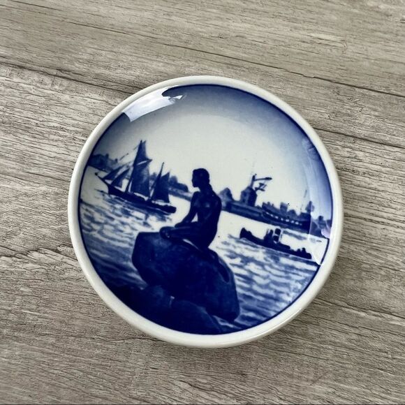 Royal Copenhagen 2010 France Mini Decorative Blue & White Plates Set of 6 - Picture 7 of 9